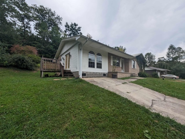 view of front of property featuring a front lawn