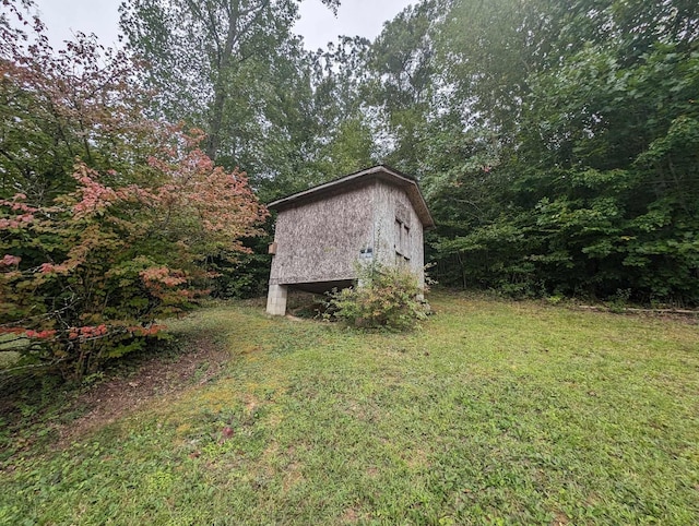 view of yard with an outdoor structure