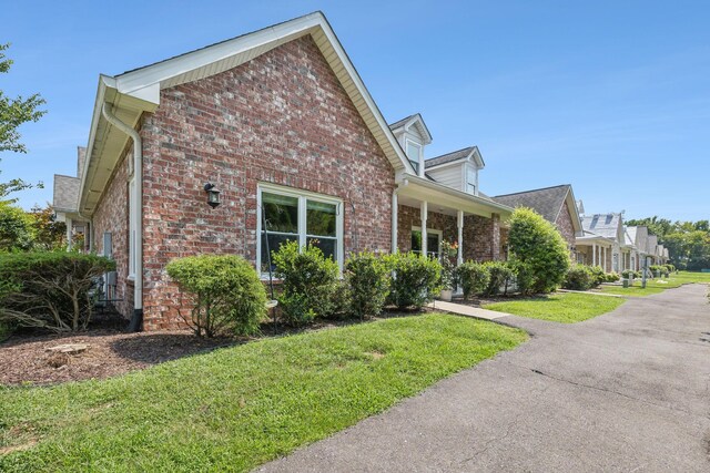 view of side of property featuring a lawn