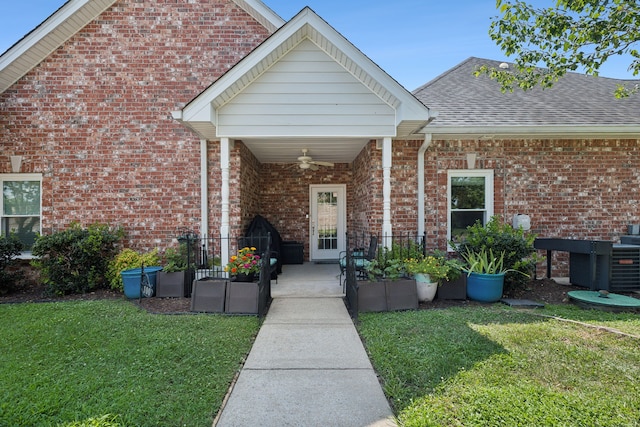 view of front of house featuring a front lawn