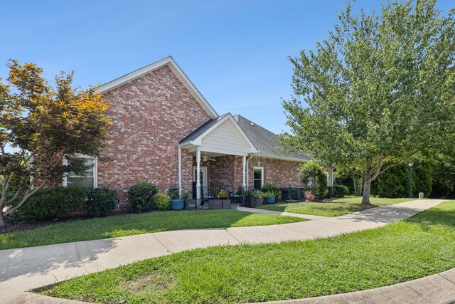 view of front of property featuring a front lawn