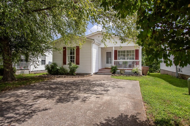 view of front of house featuring a porch and a front lawn