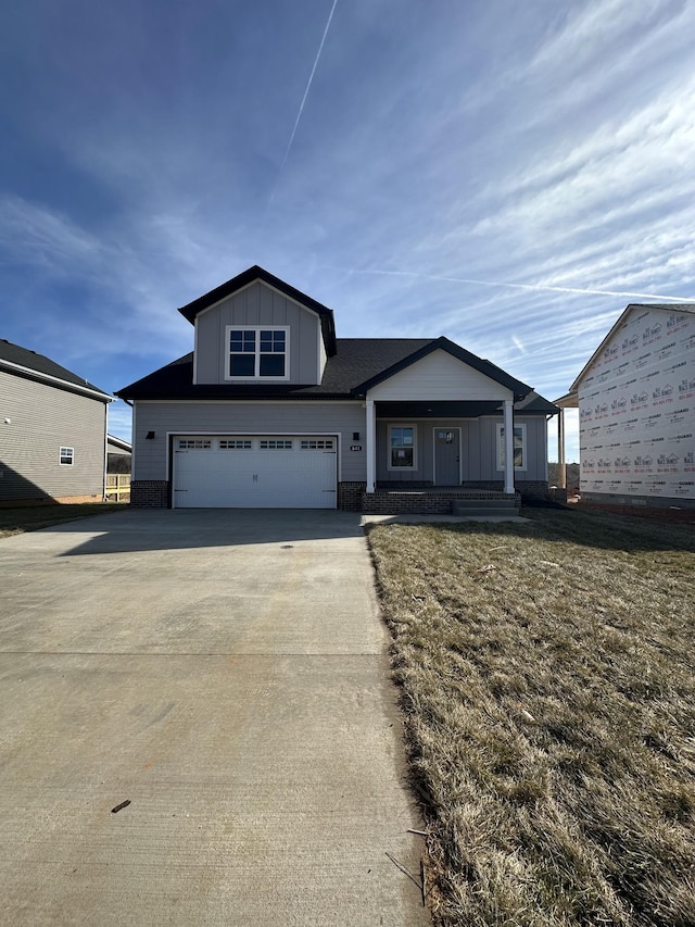 view of front facade featuring a front yard