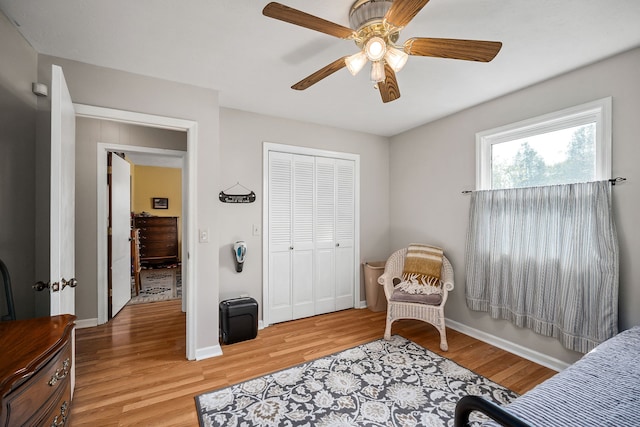 living area with light hardwood / wood-style flooring and ceiling fan