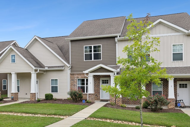 craftsman-style house featuring a front lawn