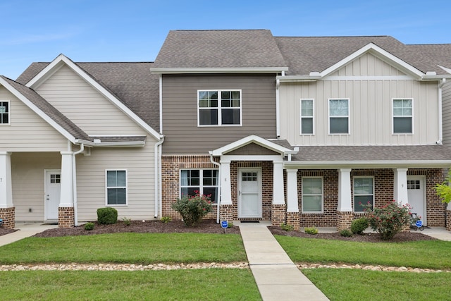 craftsman inspired home featuring a front lawn