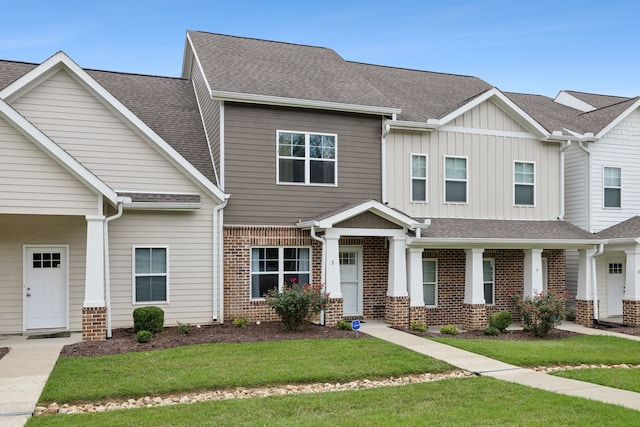 view of front of home featuring a front yard