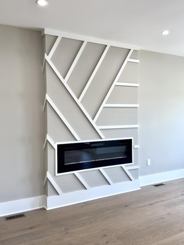 details featuring recessed lighting, visible vents, baseboards, and wood finished floors