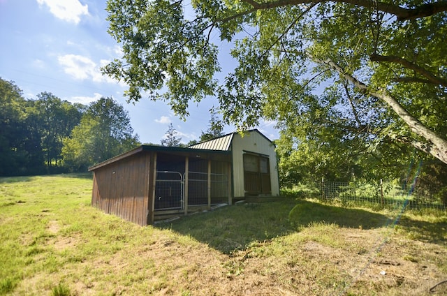 view of yard featuring an outdoor structure