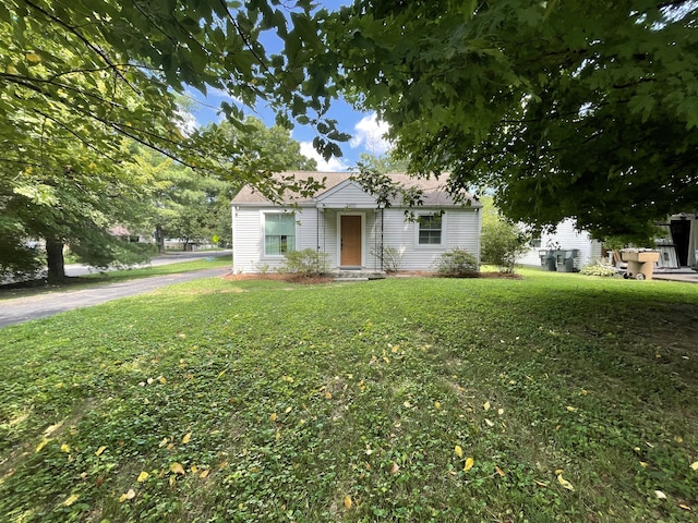 view of front of property featuring a front lawn