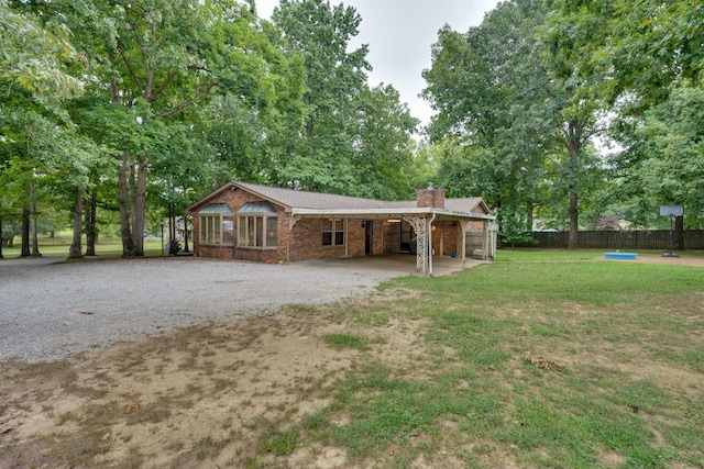 view of front of property featuring a front lawn