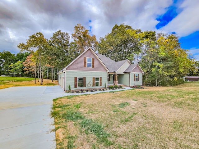 view of front of house featuring a front lawn