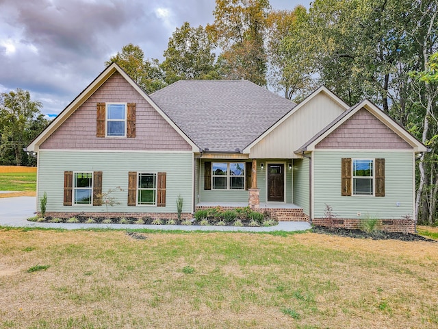 craftsman-style home featuring a front yard