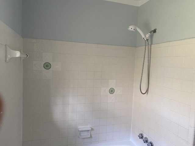 bathroom with tiled shower / bath