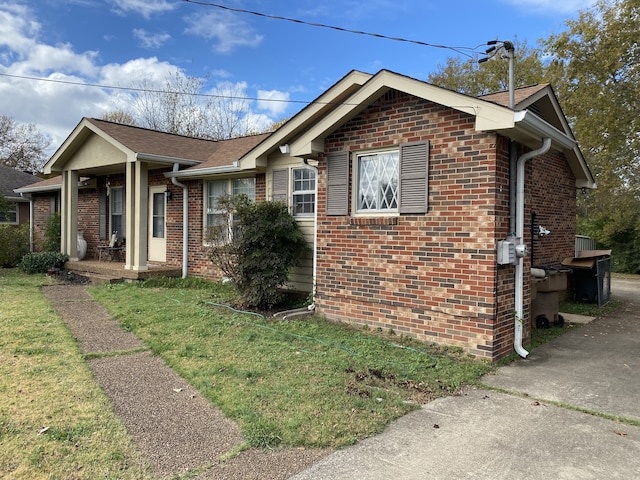 view of front of property with a front yard