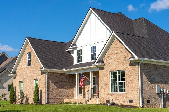 view of front facade featuring a front lawn