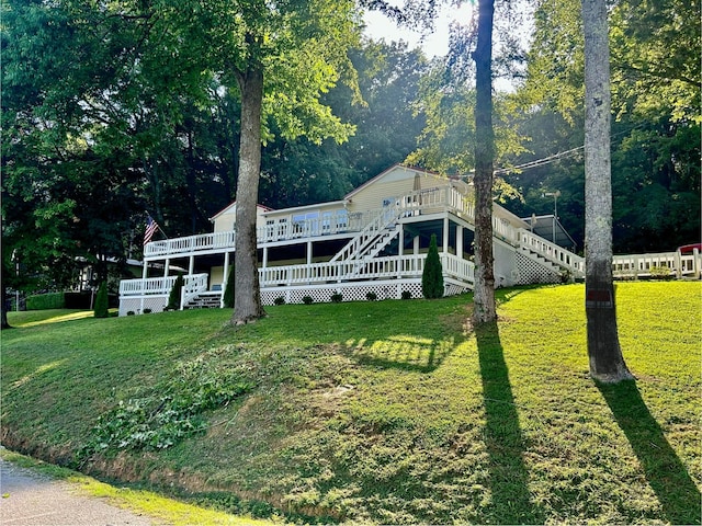 view of front of house featuring a front lawn