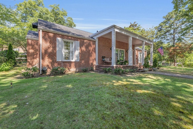 view of front of house featuring a front lawn