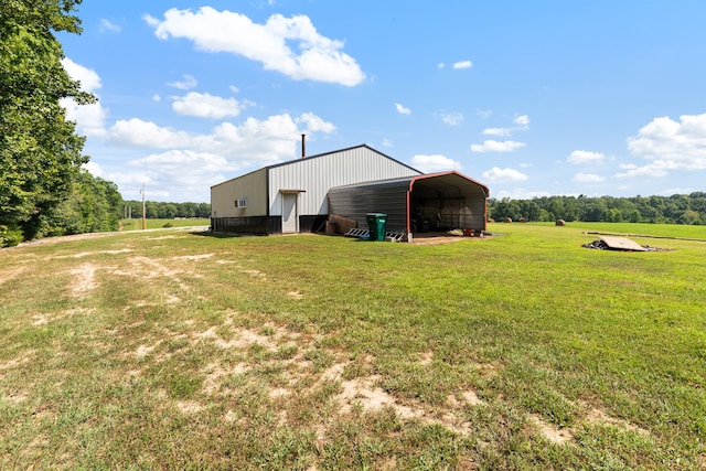 view of yard featuring an outbuilding