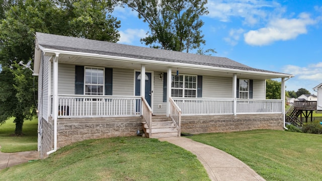 view of front facade featuring a front yard and a porch