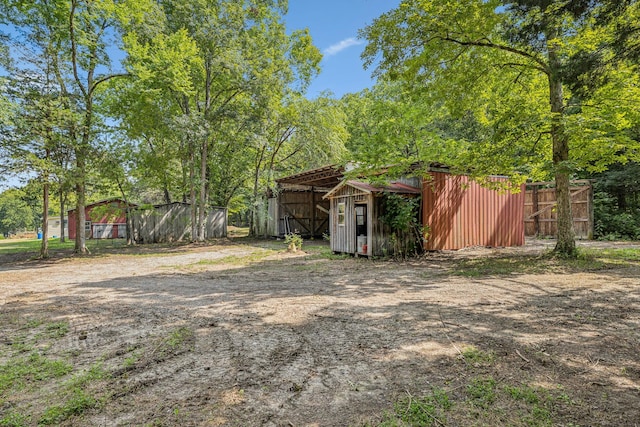 view of yard with an outbuilding