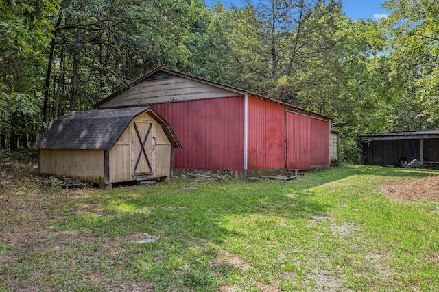 view of outdoor structure featuring an outdoor structure