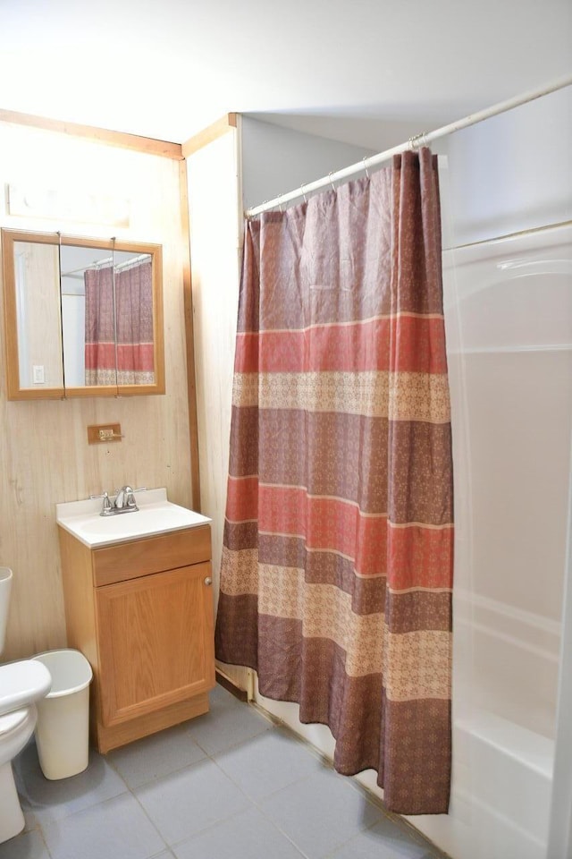 full bathroom featuring toilet, tile patterned floors, a shower with shower curtain, and vanity