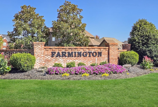 community sign with a lawn