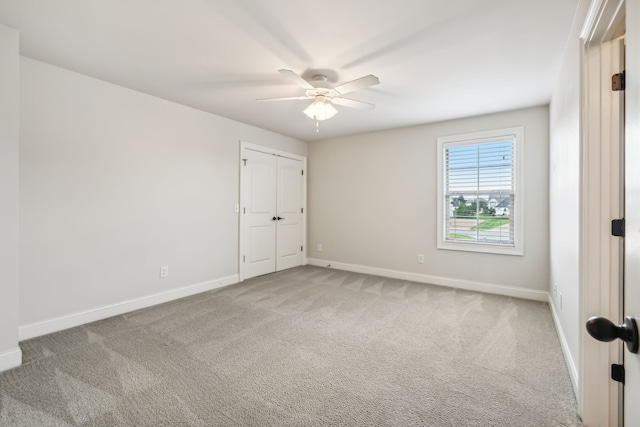 carpeted empty room featuring ceiling fan