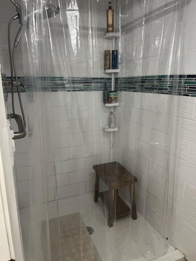 bathroom featuring a tile shower