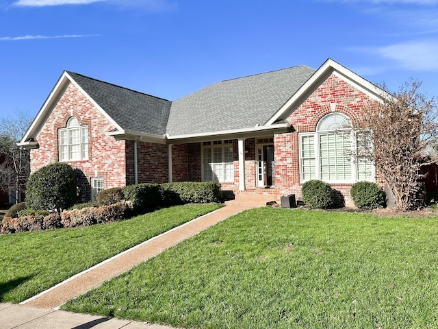 front facade featuring a front yard