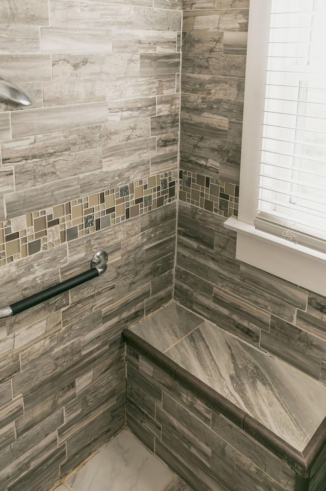 bathroom featuring tiled shower