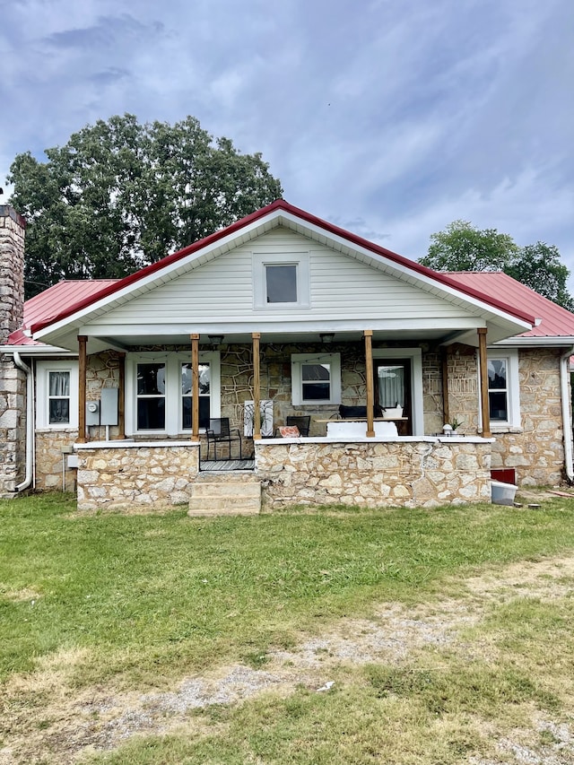 view of front of home featuring a front lawn and a porch