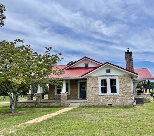 view of front facade featuring central AC and a front lawn