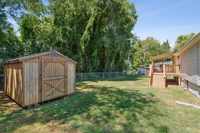 view of yard featuring a shed