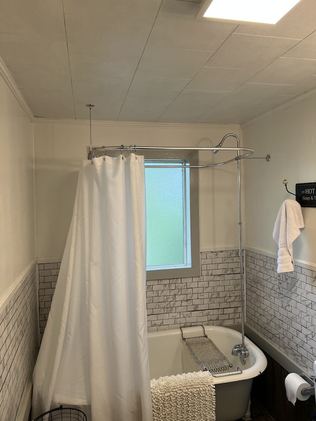 bathroom featuring tile walls