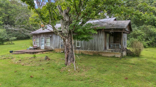 view of front of property featuring a front yard