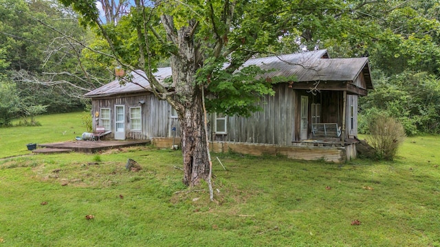 view of front facade featuring a front yard