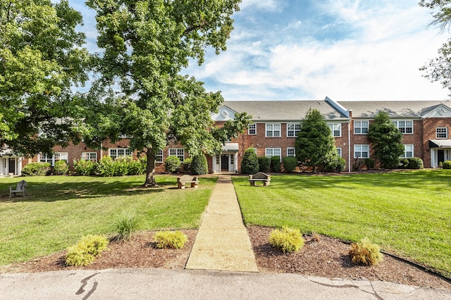 view of front of house featuring a front lawn