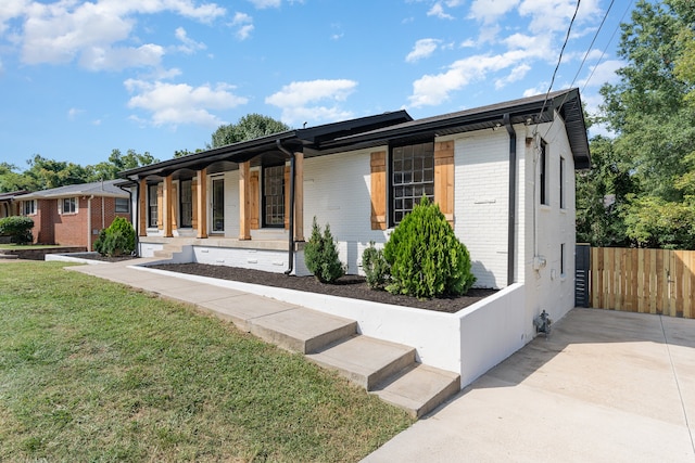 ranch-style house featuring a front yard