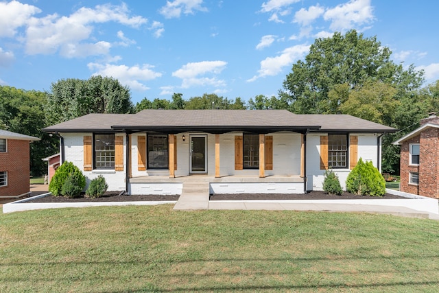 view of front facade featuring covered porch and a front yard