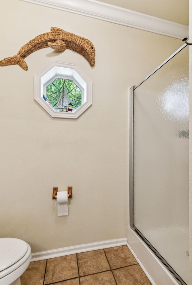 full bath featuring baseboards, a shower with door, toilet, and tile patterned floors