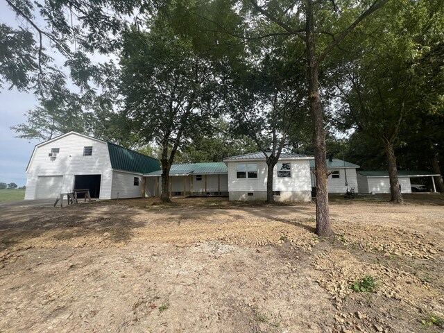 view of front of house featuring an outbuilding