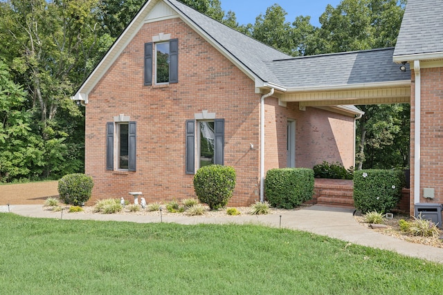 view of front facade with a front lawn