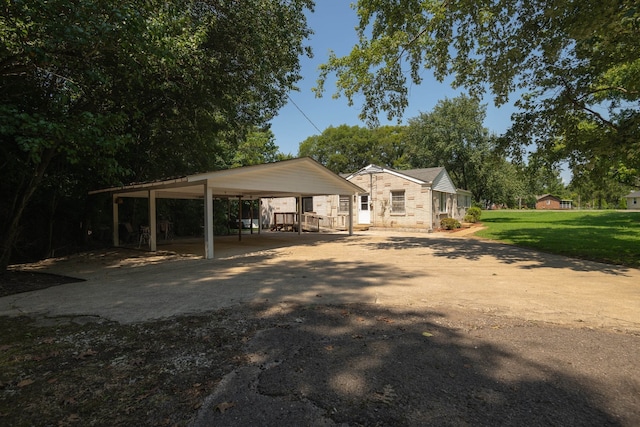 view of front of home featuring a carport and a front yard