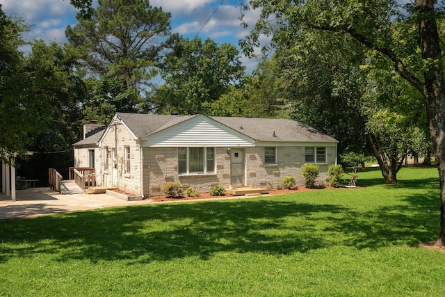 view of front of property with a front yard