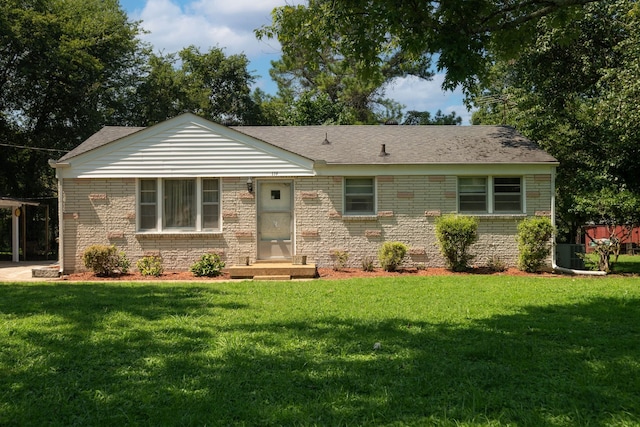 ranch-style home featuring a front lawn