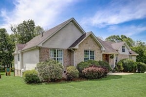 view of front facade with a front yard