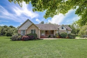 ranch-style home featuring a front lawn