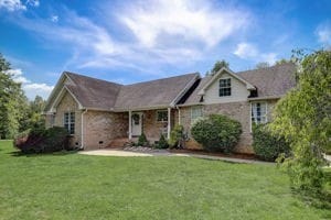 view of front of house featuring a front yard